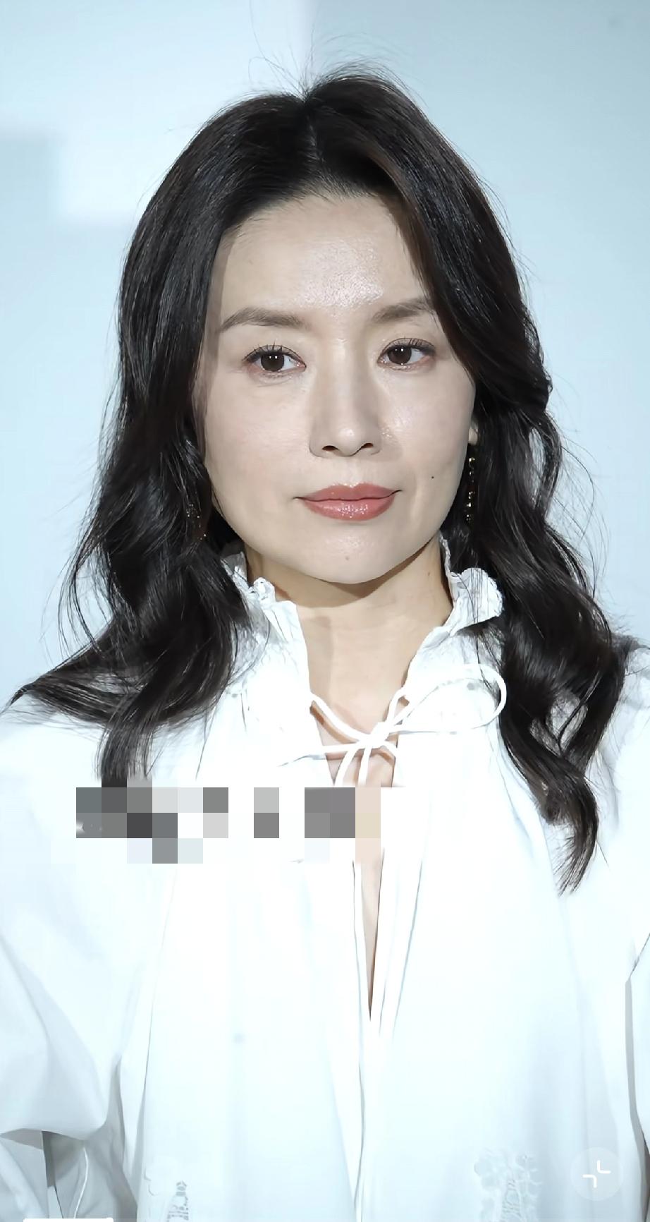 董洁竟然成这样了，老了不少，完全没有少女感了！

3月16日，董洁现身参加活动，