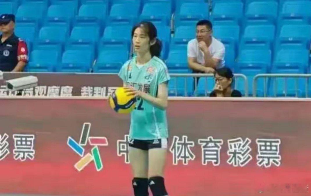 朱婷的妹妹朱佳荟首次亮相全国女排锦标赛，这事儿立马炸开了锅。1米83的身高，却显