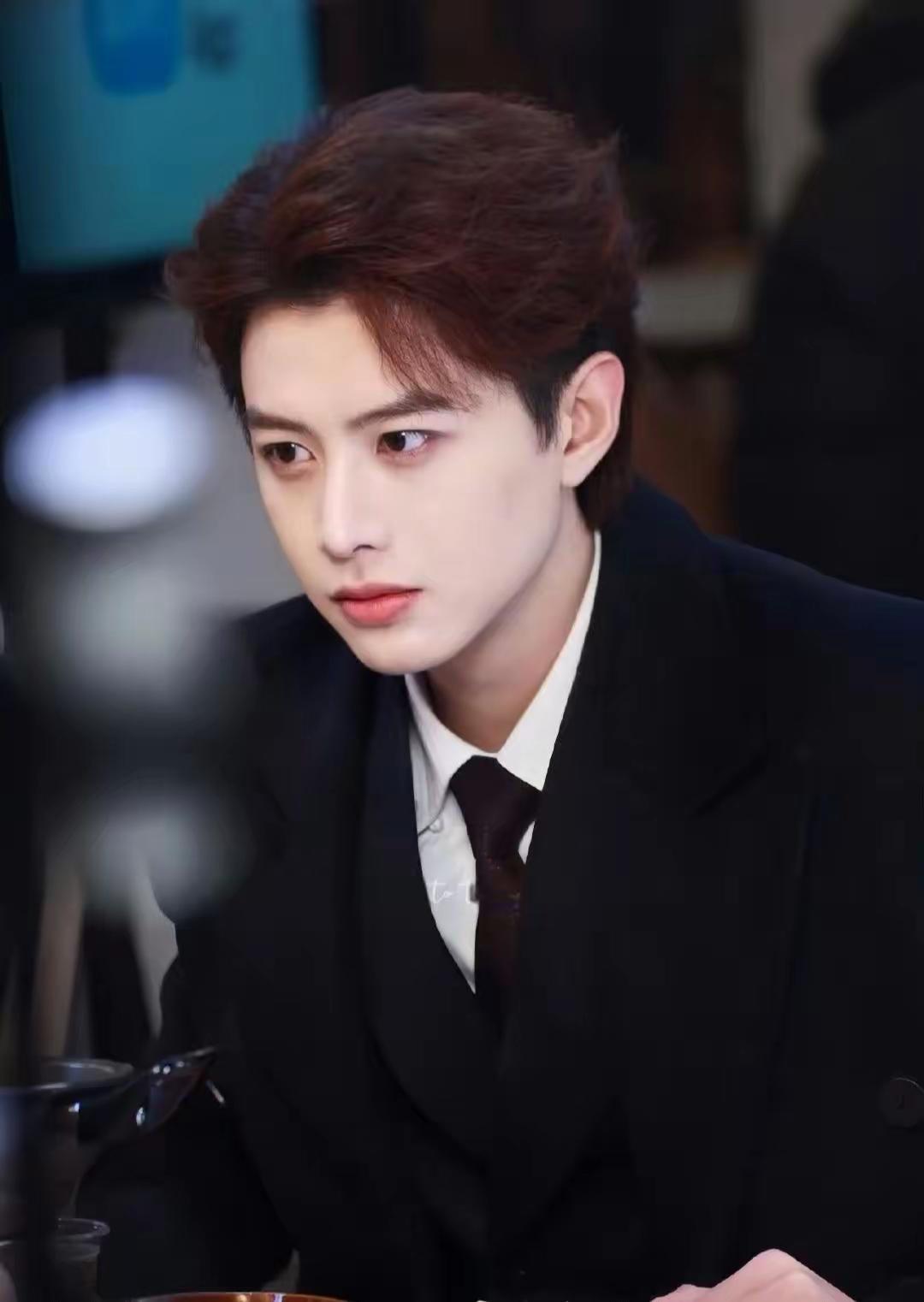 我总觉得，短剧演员何健麒这事儿有点蹊跷。
 
离过年就二十来天，这节骨眼上被人盯