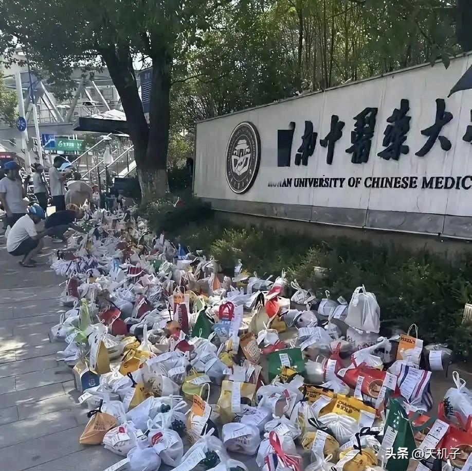 我就想不通了，这可是医学院的学生啊，不知道吃这些东西不健康吗