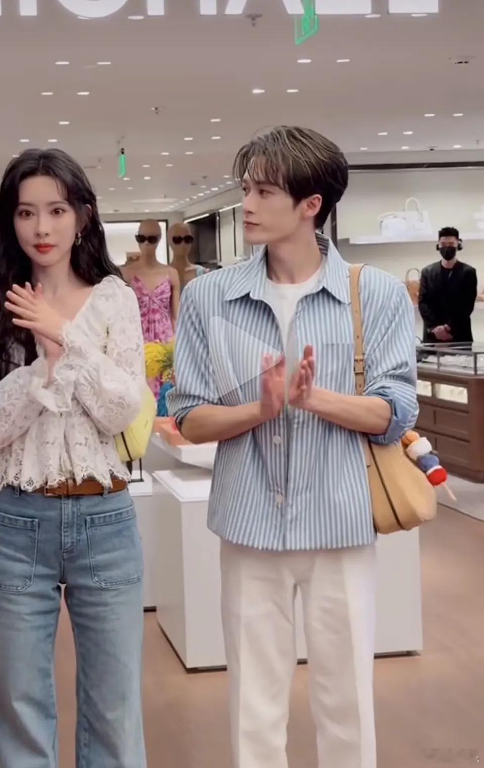 我勒个豆，随便截图就发现垫肩，斜挎，身高的槽点啊 