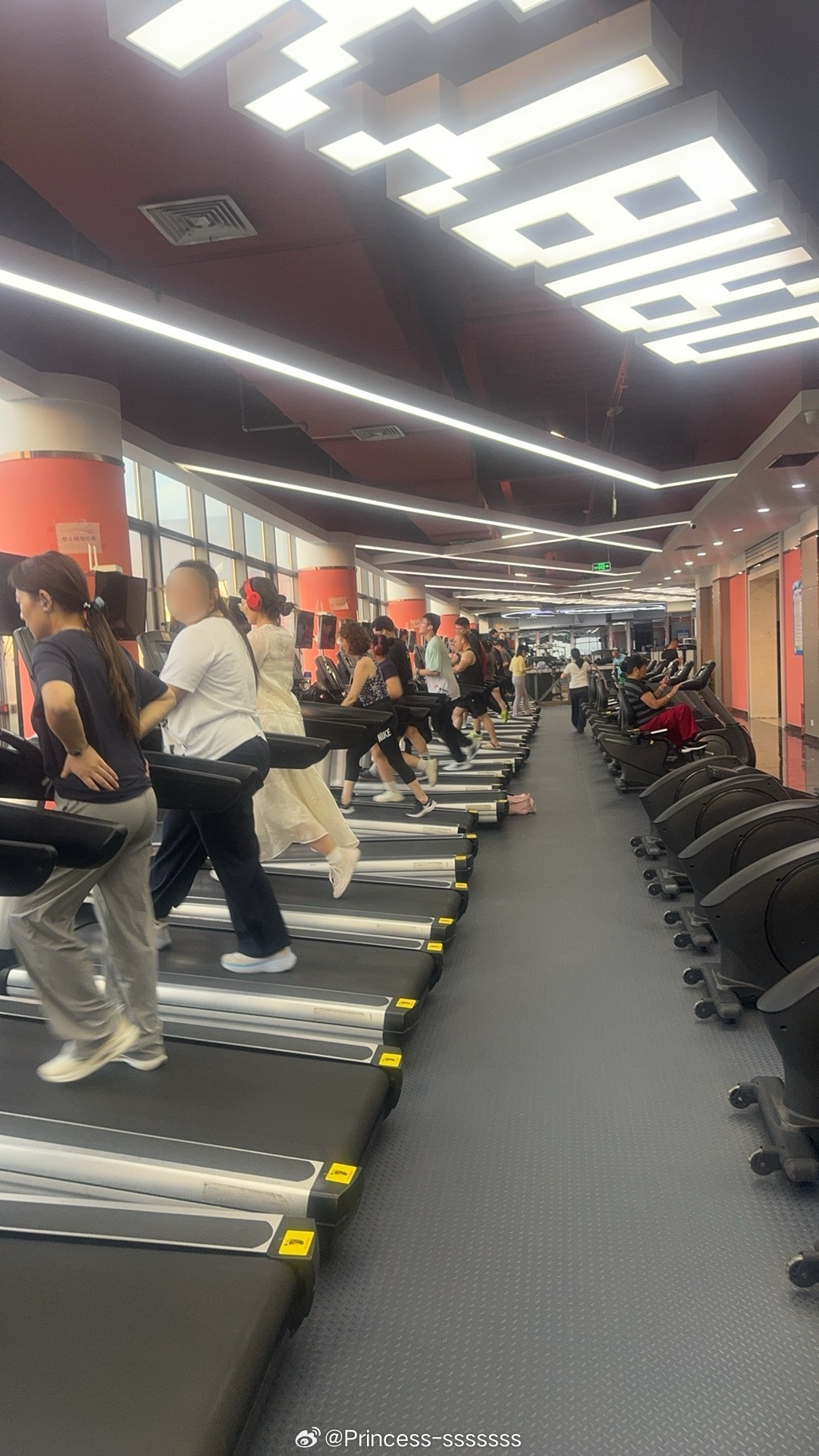 很内耗的下午。同学建议我去运动几百年不去健身房了今天终于动身了以前一栋楼各种餐饮