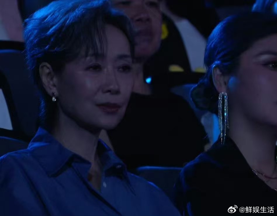 歌手直播叶童去了歌手现场叶童去看歌手了 台下偶遇叶童，安静欣赏演出，从容淡然的状