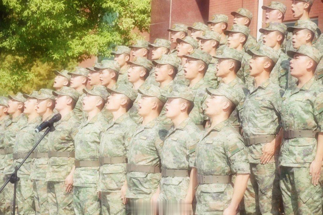 #铸剑中原[超话]##早安军营##原原说早晚安# “雄关漫道真如铁，而今迈步从头