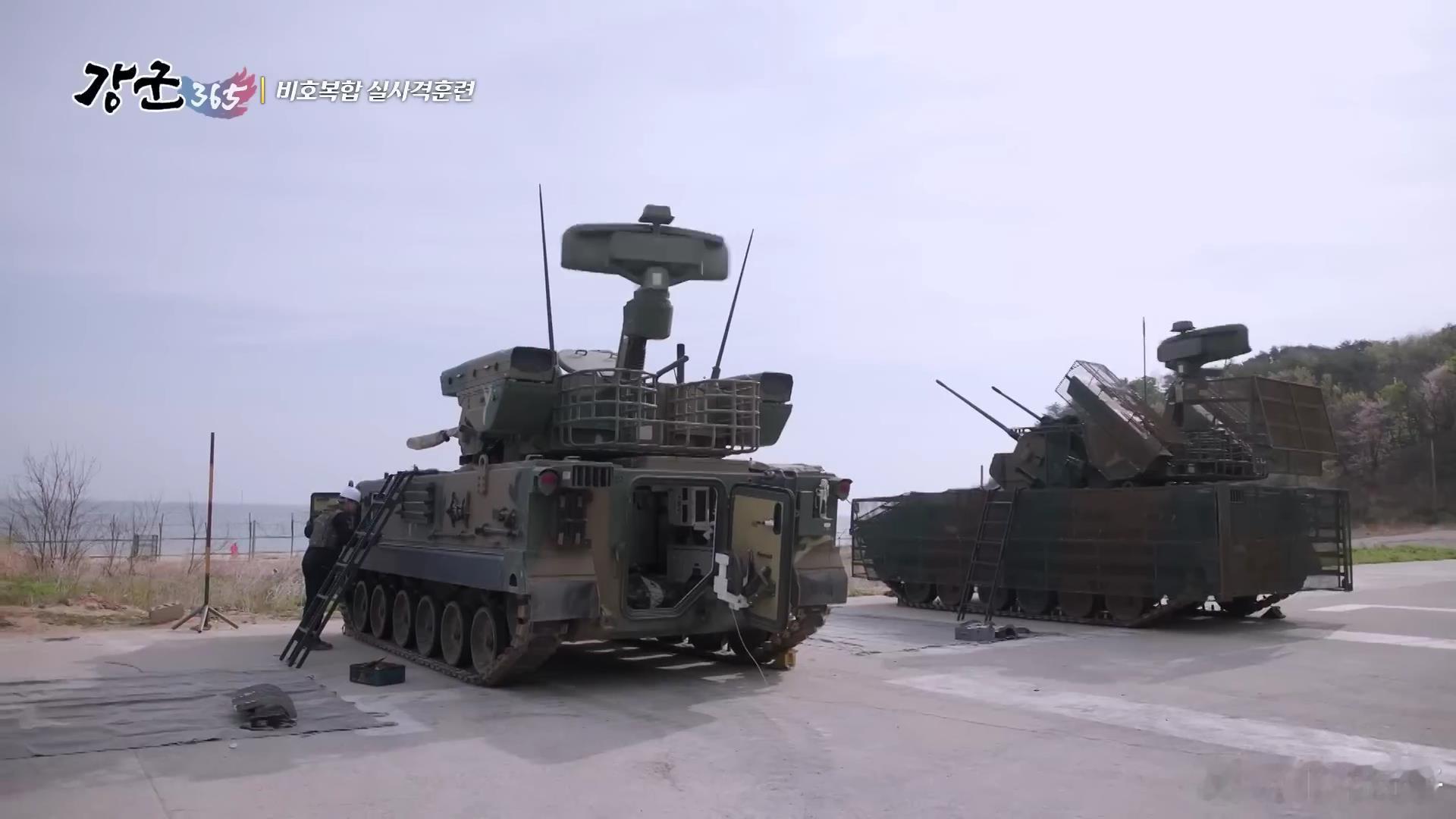 韩国陆军给K30“飞虎”30毫米履带式自行高射炮也装上了无人机防护网 