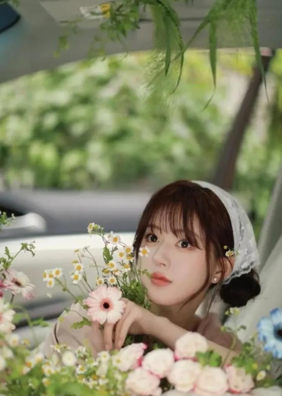 赵露思，太聪明了。昨天的热搜女王，非她莫属。一套看似随性的秋日穿搭，几张糊到有氛