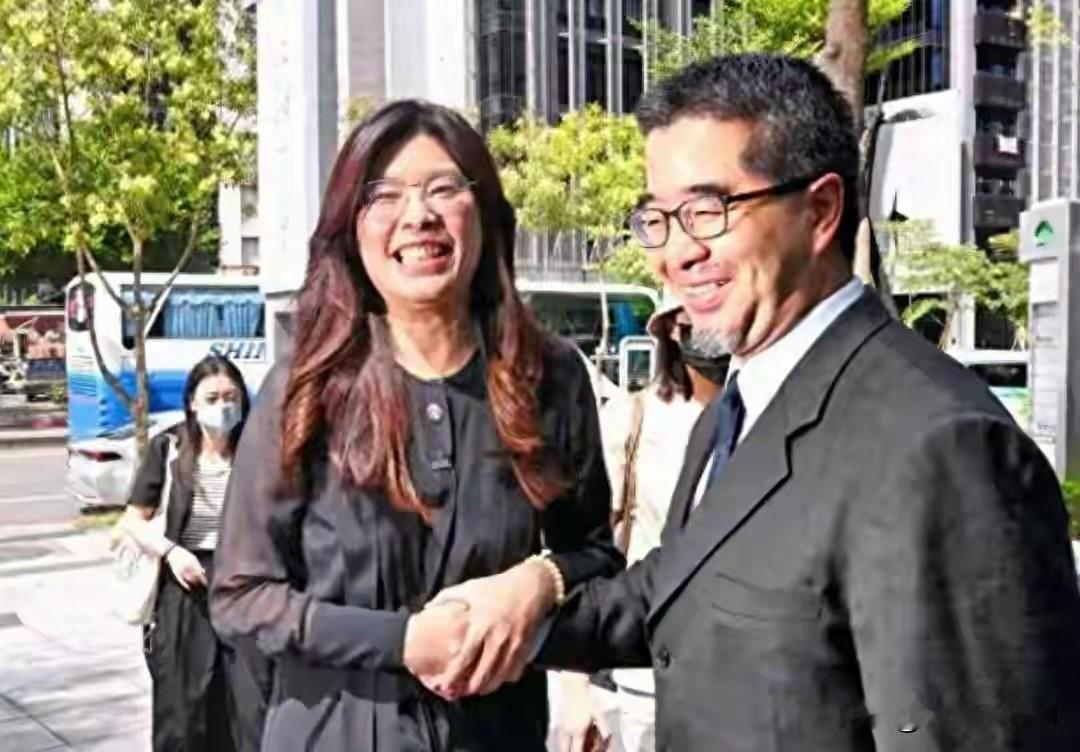 简中自媒体这段日子时不时冒出一批唱赞郑丽文的文章，两个原因，一是觉得郑丽文相较李