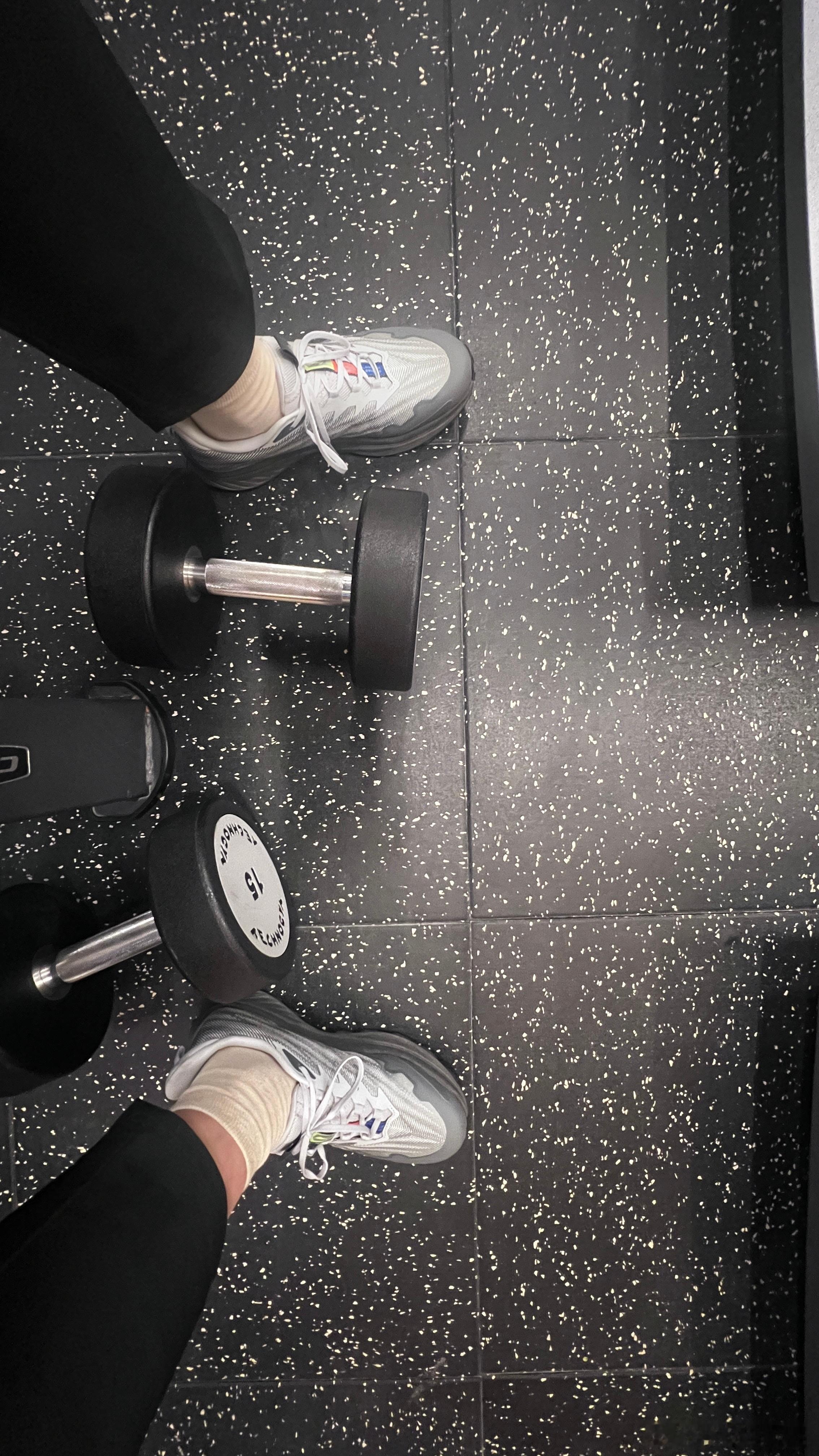 一周不练肩，推不动了健身房