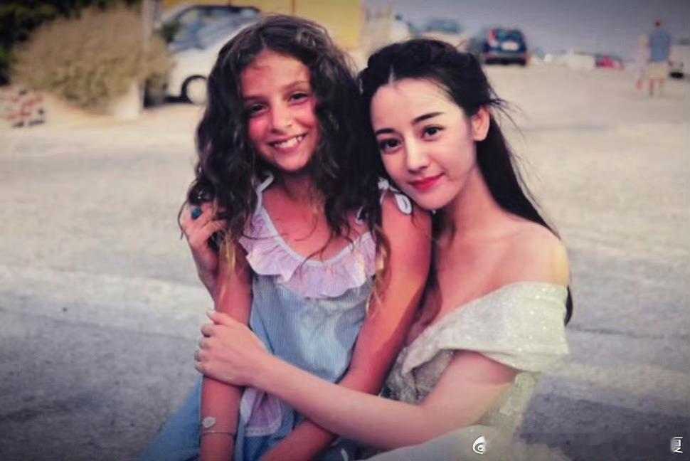 如果全世界都指责你 那姐姐就蹲下来抱抱你 