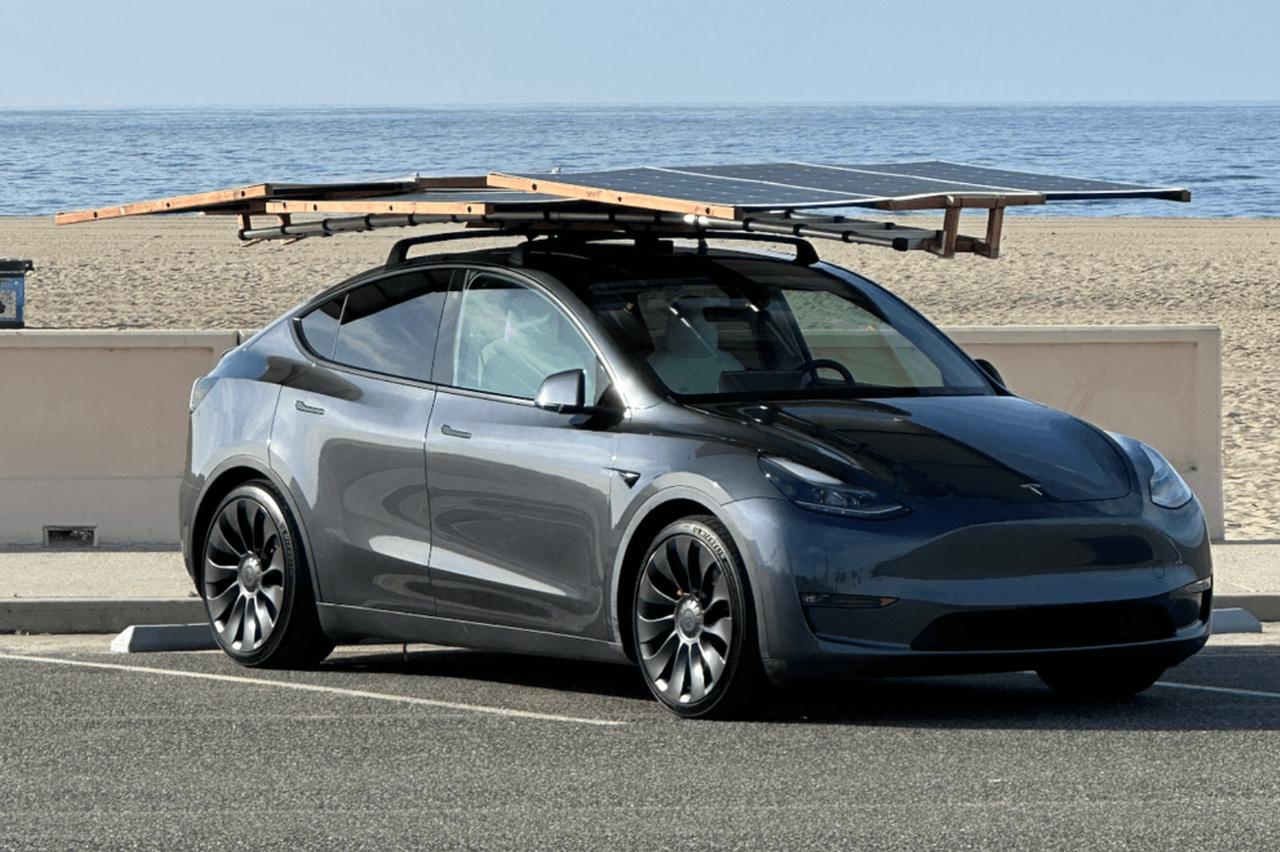 国外特斯拉 Model Y 车主自制太阳能车顶（名为 Beta One 的太阳能