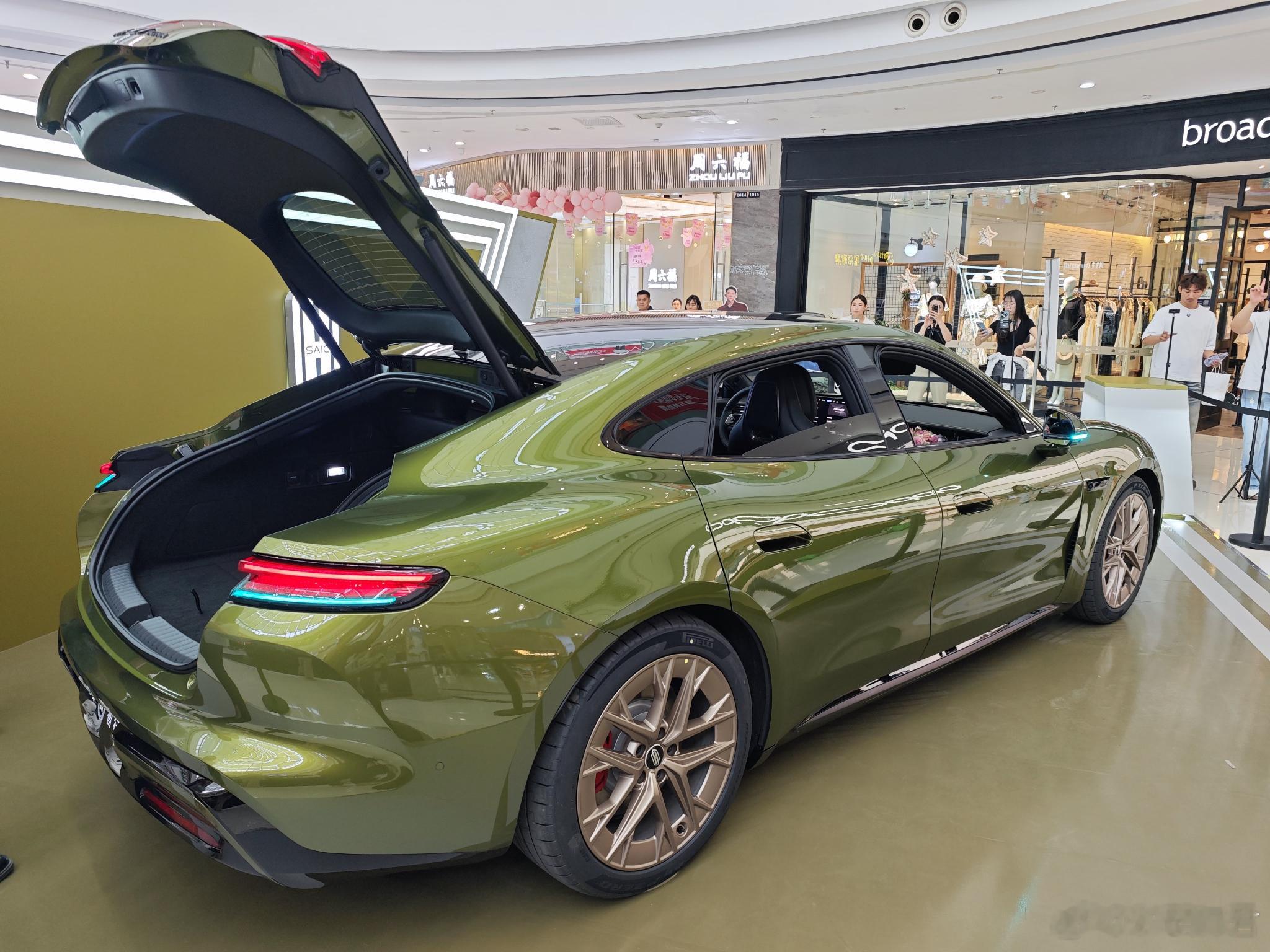 尚界Z7这个掀背尾门确实香啊，开口966mm，后排放倒1582L，还有220V电