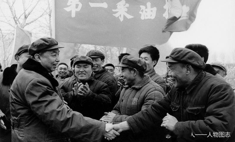 1977年4月19日，华国锋在大庆油建11中队施工现场同大庆模范标兵亲切握手。