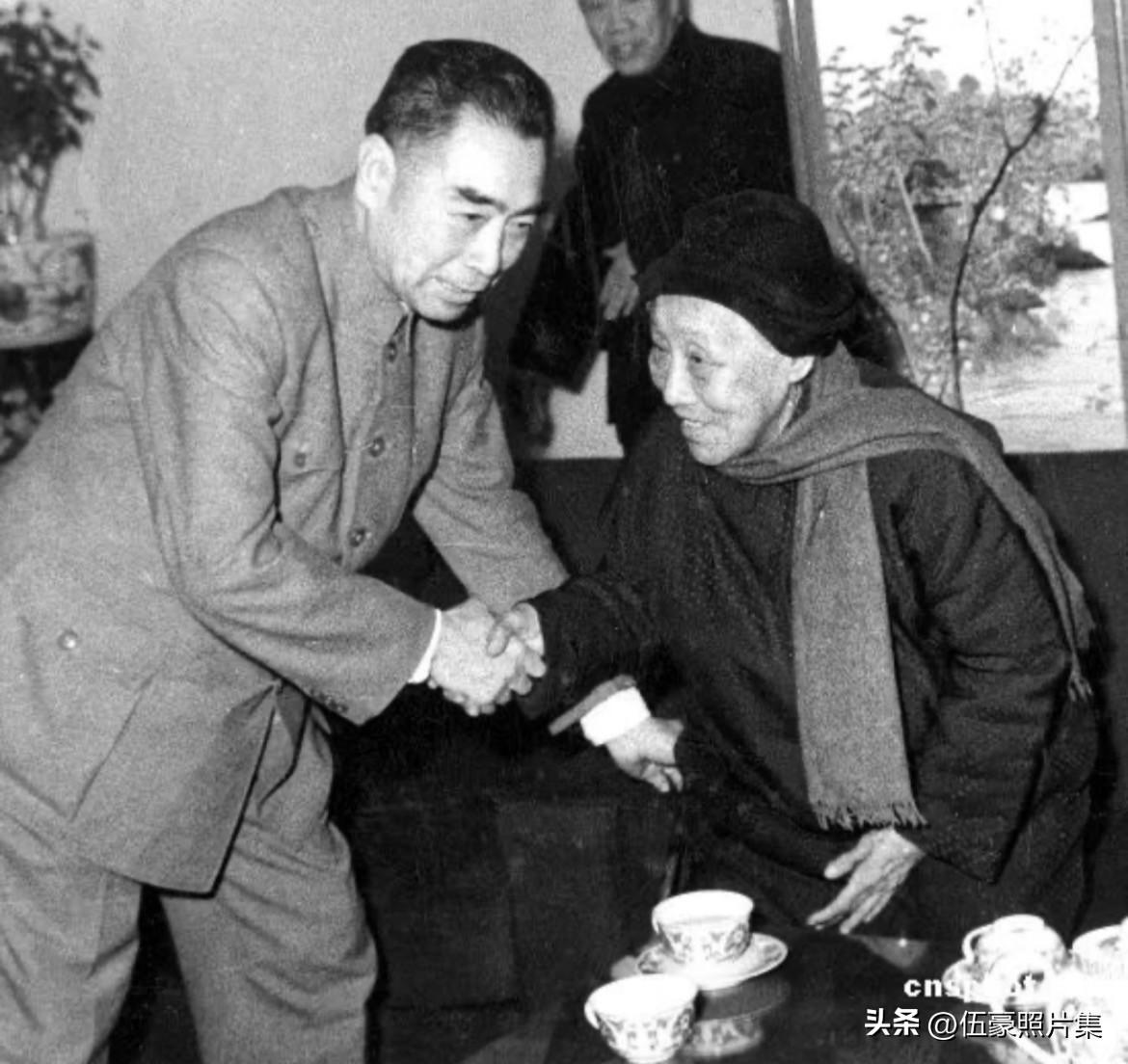1970年6月19日，周恩来总理在百忙之中前往北京医院，看望正在住院的何香凝老人