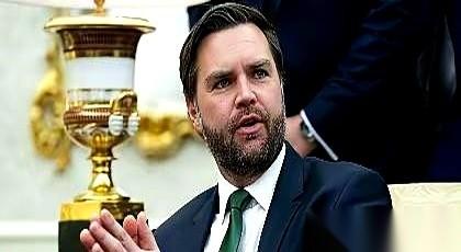 美军在西太平洋，直接扣下一艘挂着俄罗斯国旗的油轮。
消息传回莫斯科，国防委员会的