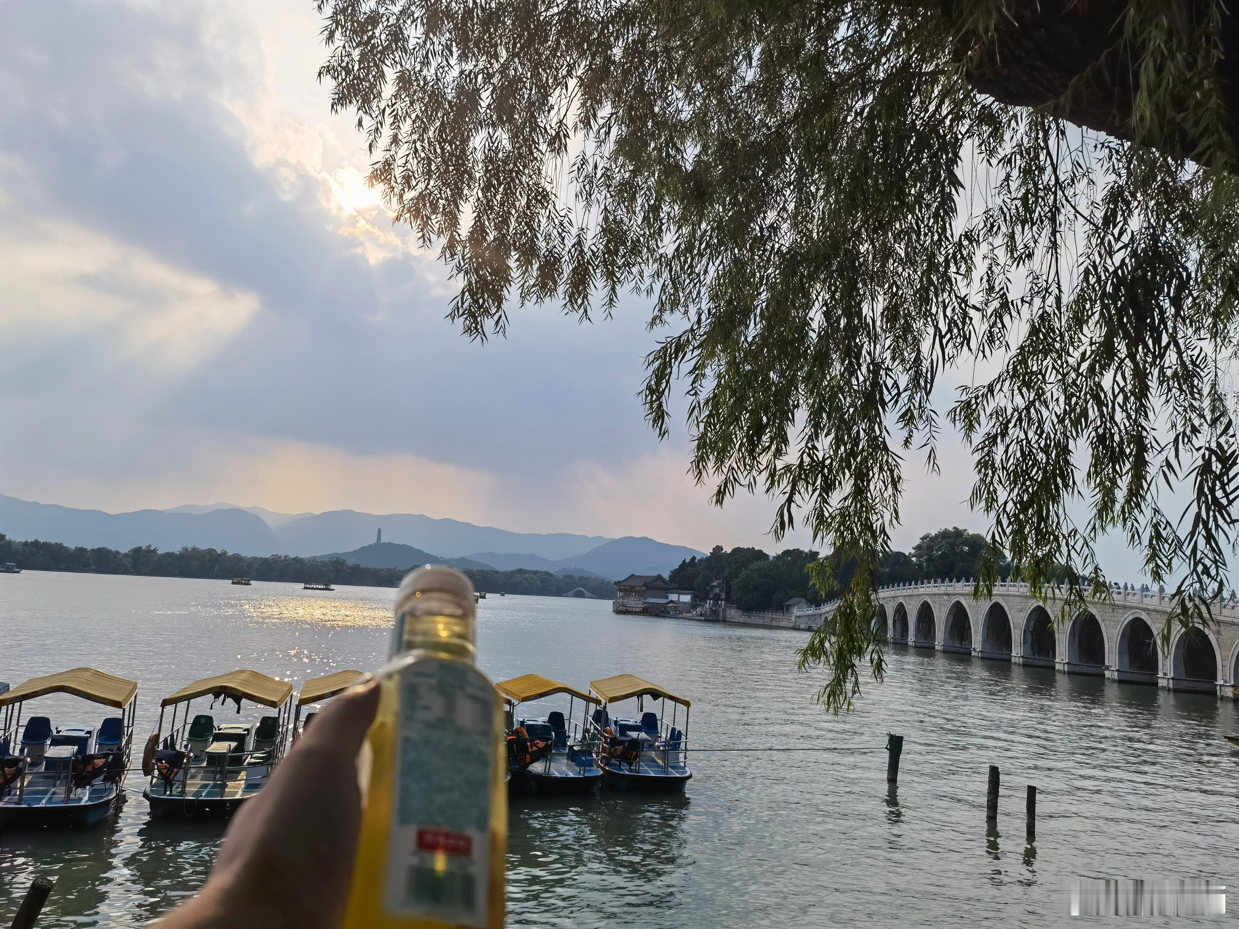 从目前公布的业绩来看，高增长的板块还是AI基建方向、储能方向。AI基建当然包括A