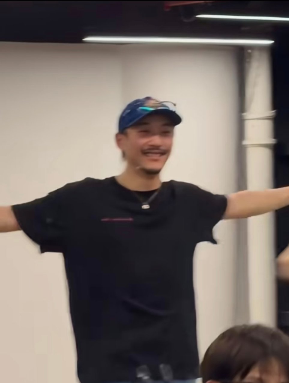 张兴朝穿jennie周边张兴朝韩娱弟牛爷爷太潮了 