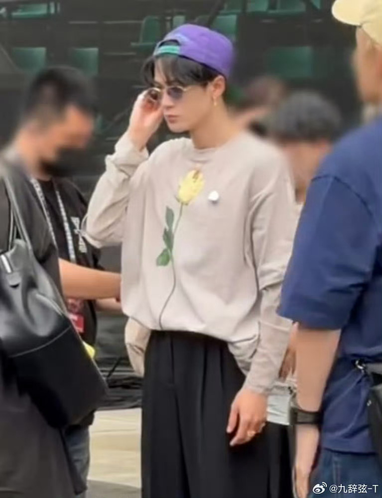 檀健次把黄玫瑰穿身上爱了爱了 