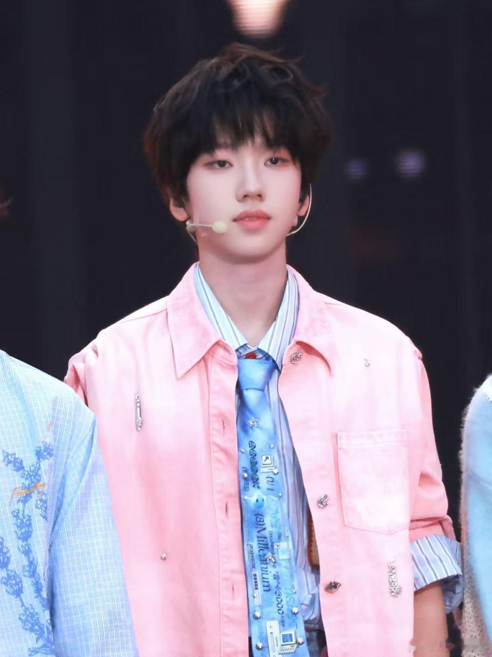 聂玮辰的衣橱像哆来A梦 他总能在不同造型里找到自己的节奏，粉色衬衫的清新感和潮酷