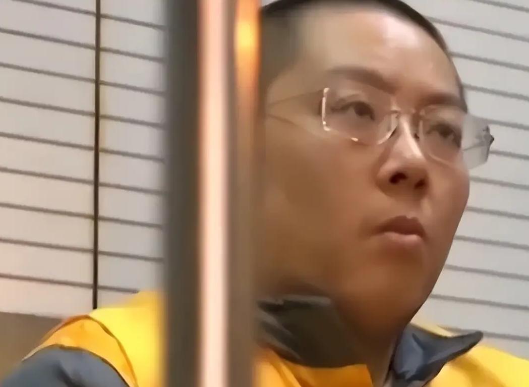 短短18个月就挥霍掉380多亿公款，平均每个月烧掉20多个亿，不仅买空奢侈品店，