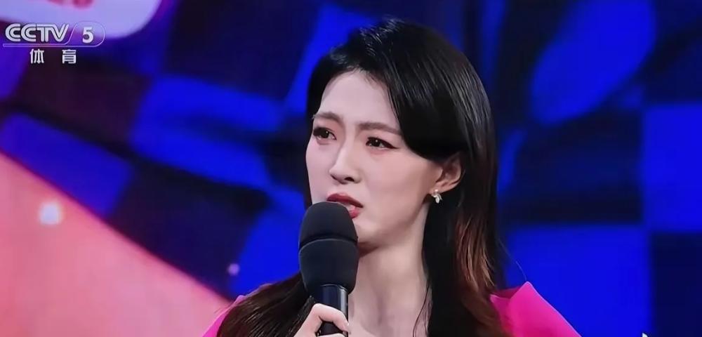昨晚CCTV5《豪门盛宴》直播现场，女主持人宋雪莹没绷住。镜头切到她时，眼眶泛红