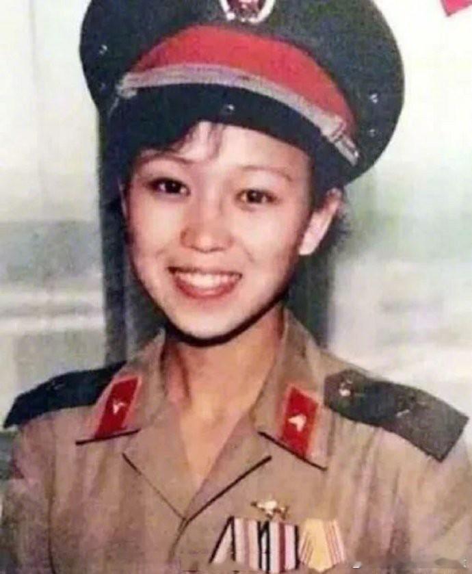 钟惠玲，作战中获得“模范卫生员”称号的女兵，并被授予荣誉称号。解放军战士叫她“战