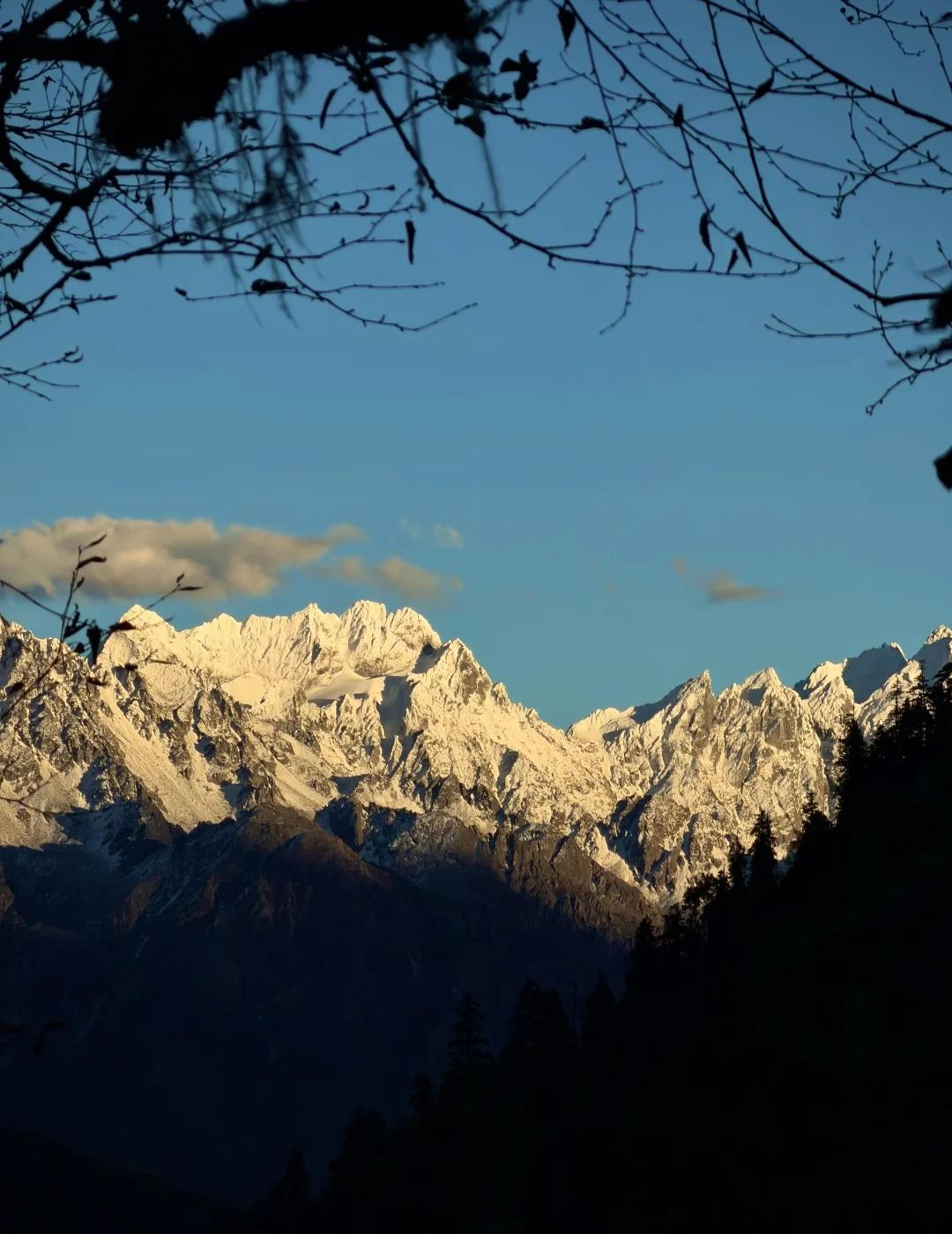 11月雨崩徒步｜6人小分队48km封神！日照金山
谁懂啊！11月的雨崩真的美到失