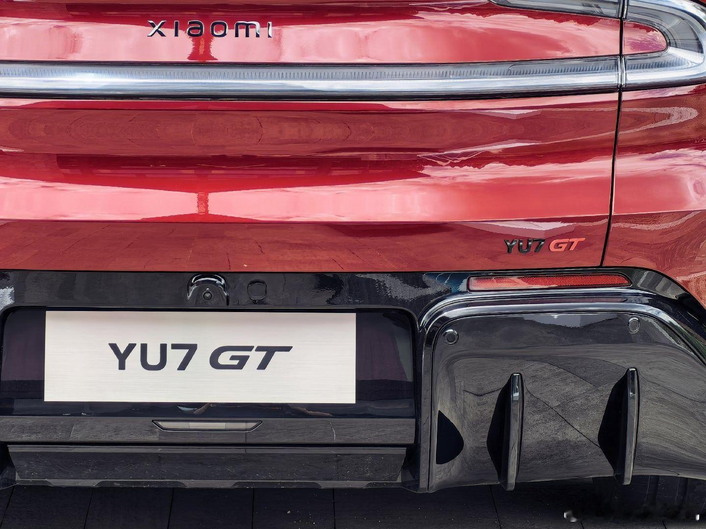 丽江偶遇小米YU7GT,这个车厘子红非常好看，阳光下带着一点深邃的黑色，就是不知
