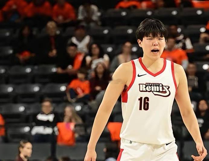 11月15号开拓者2场比赛，2大高顺位中锋对比:25年首轮16号秀，杨翰森，8分