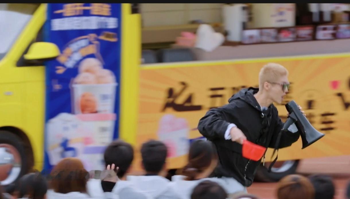 鹿晗泼水他追他逃哈哈哈哈哈谁能躲过上头泼水的鹿晗，延吉游戏环节鹿晗手持水盆猛攻，