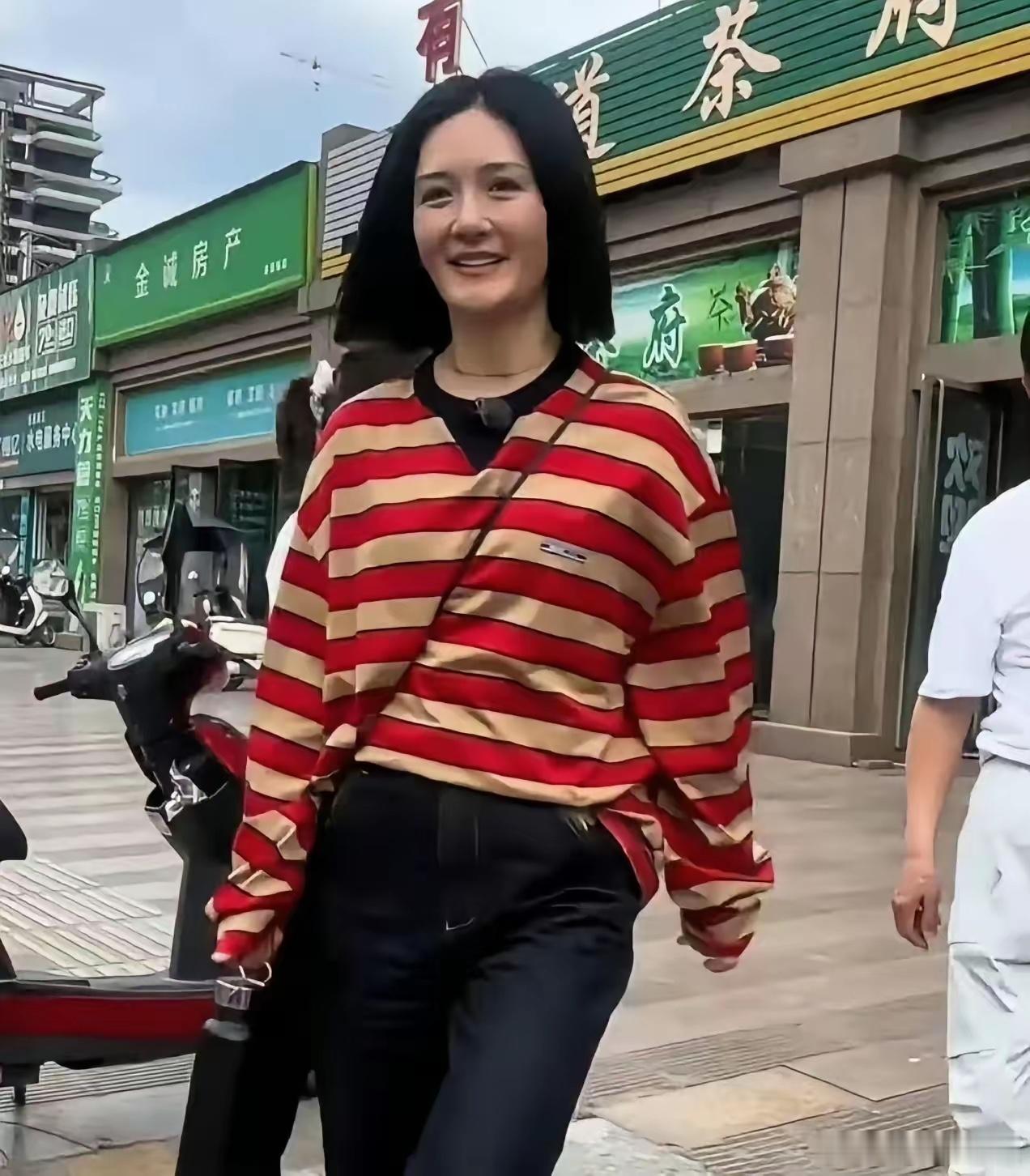 43岁的谢娜回四川中江，跟爸妈下馆子。穿得特别朴素，忒接地气。 ​​​张杰没有跟