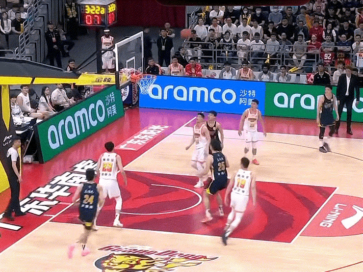 关键一球！
张皓嘉篮底捡漏得手，看呆防守，崔永熙却高兴得挥拳，这场稳了。