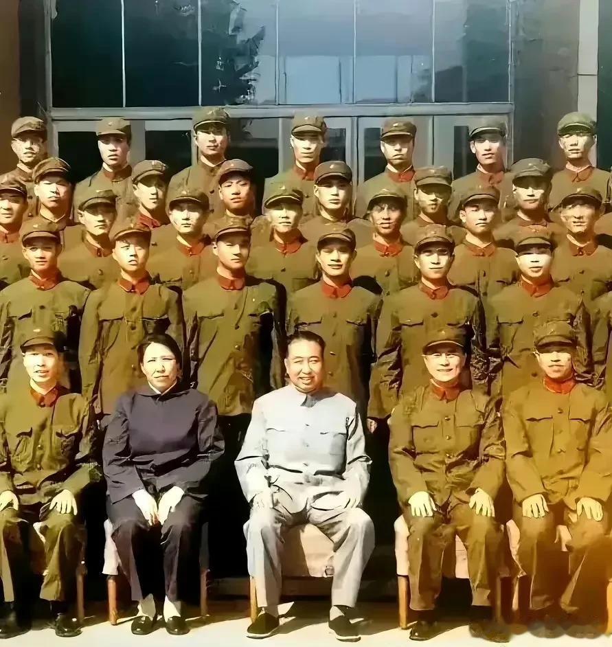 1981年5月，即将辞职的华国锋主席和夫人韩芝俊与警卫班战士合影留念。据中央警卫