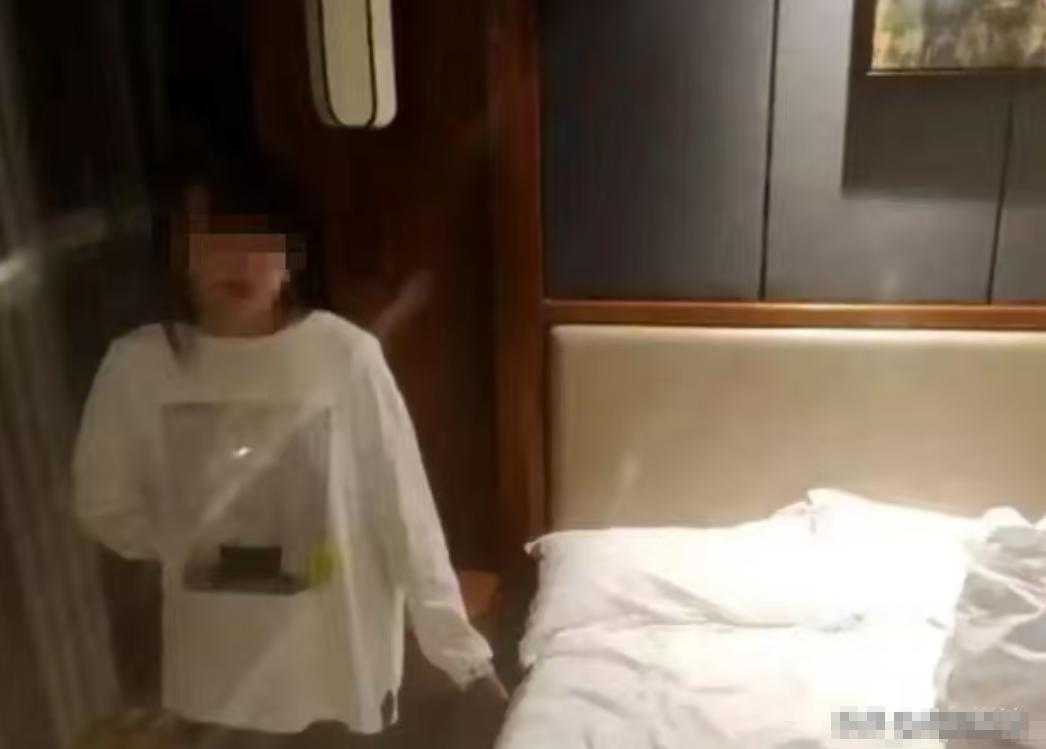 湖南，一个大爷路上遇到了一个女子，支付了20元，女子就带着大爷回家去发生了关系。