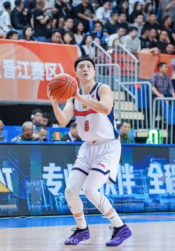 加入集训！高诗岩&冯傲返俱乐部，增胡明轩
直播吧讯，男篮进行本期集训人员调整：运