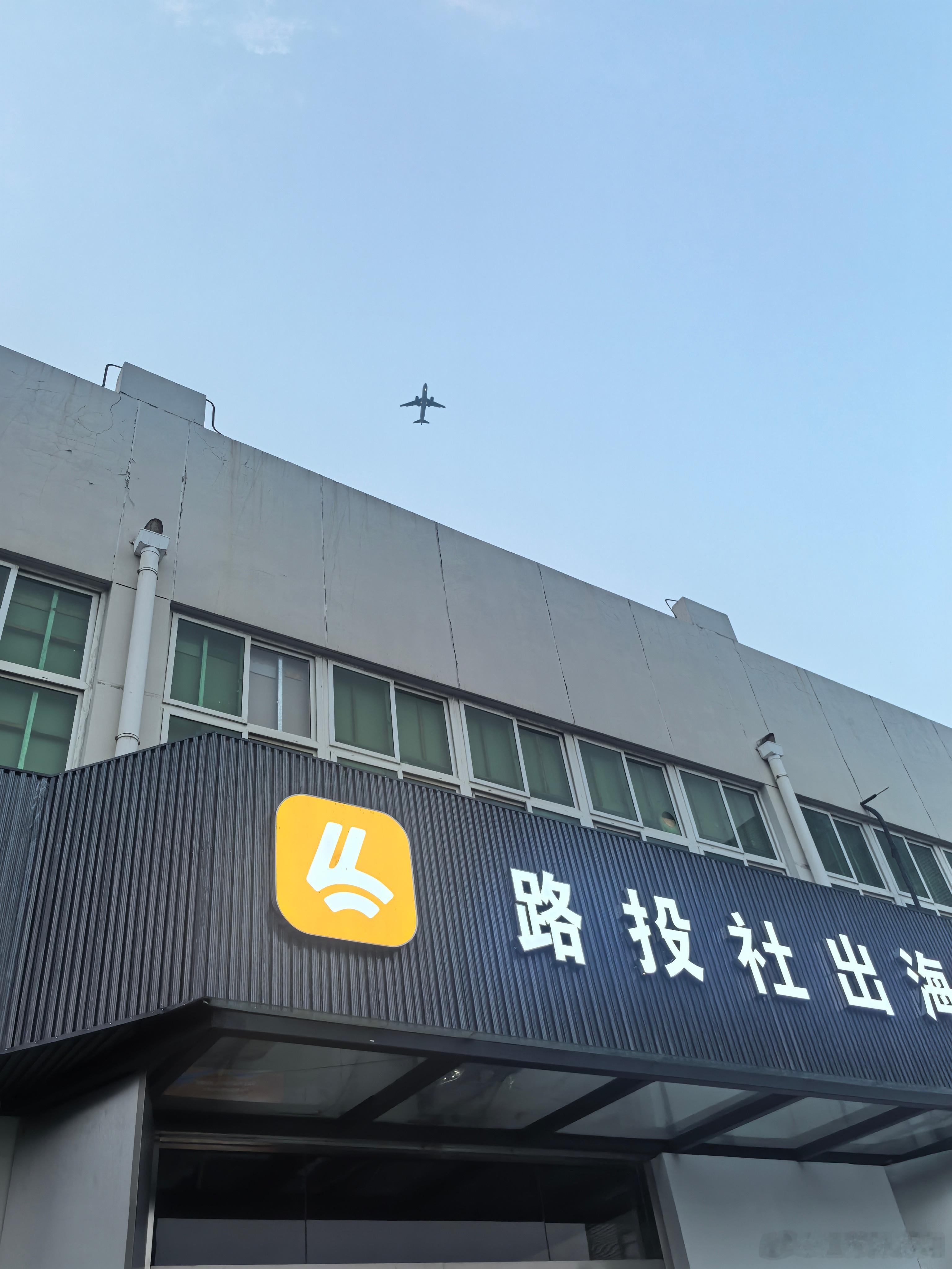 无论是在职场上，还是在生活中，一定要设法和比你优秀的人在一起，而不是和觉得比你优