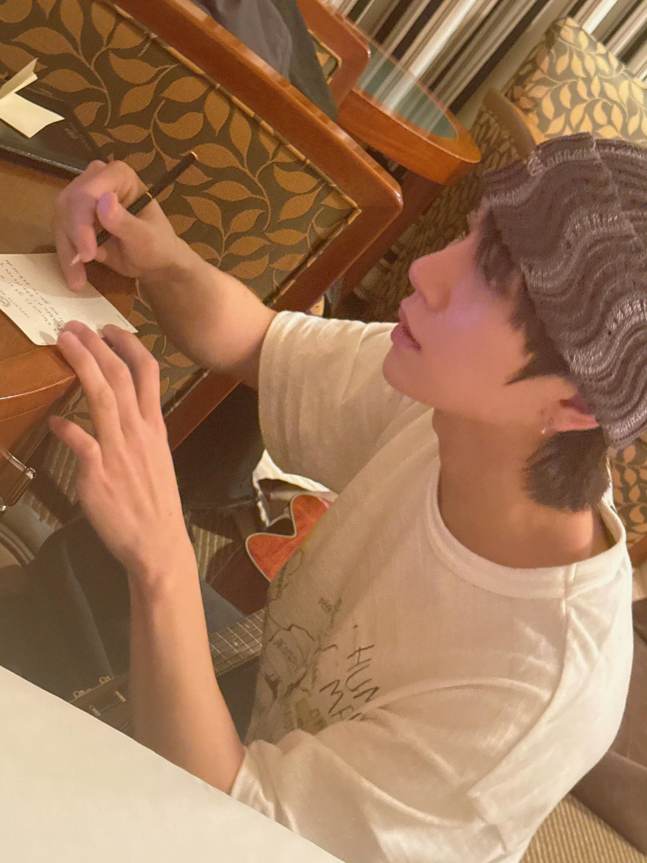 洪知秀自弹自唱老男孩洪知秀世界第一好 