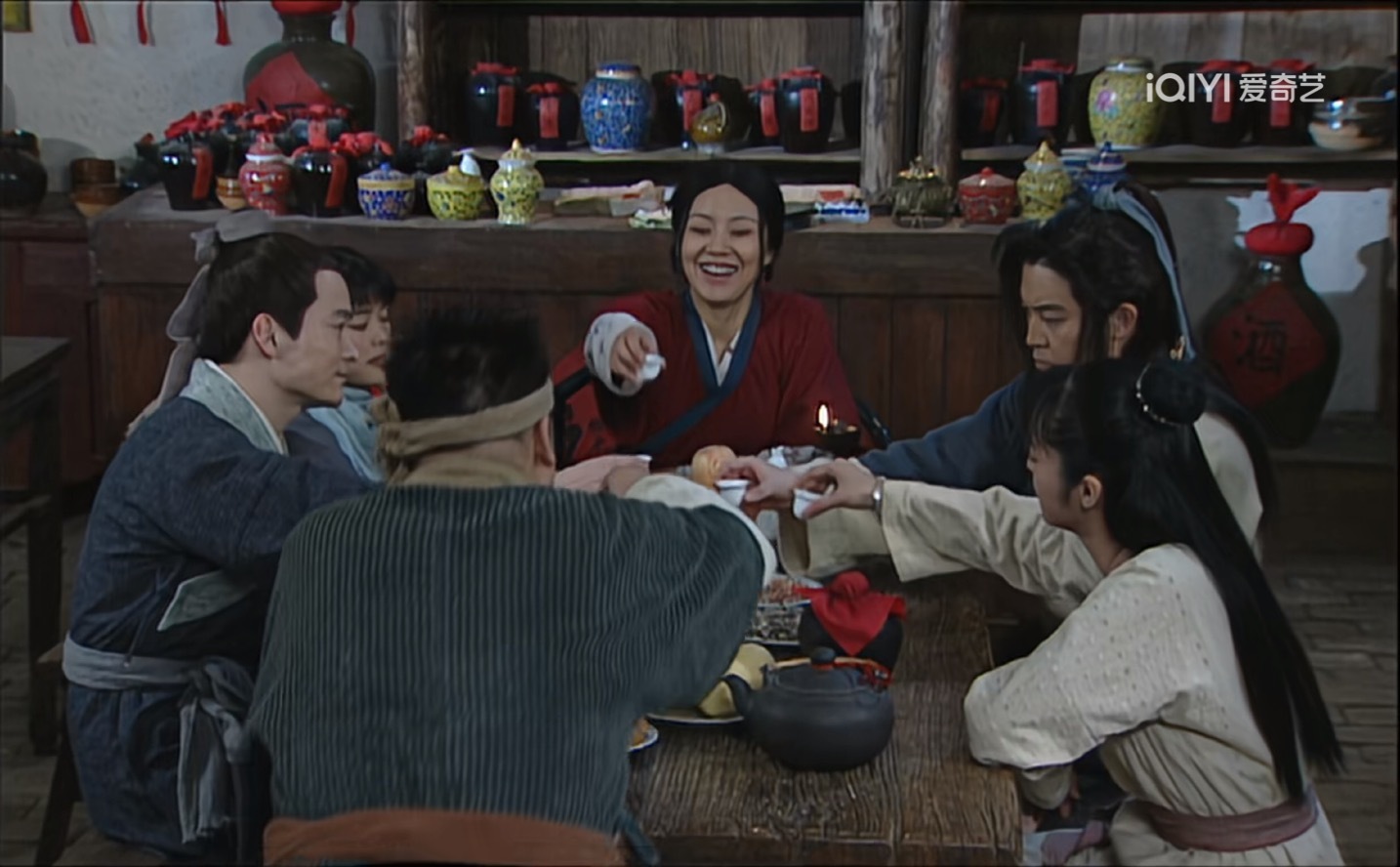 《我为湘玉存大钱》第136集过中秋节了，你让大嘴好好做了一桌子饭菜，但是大家伙的