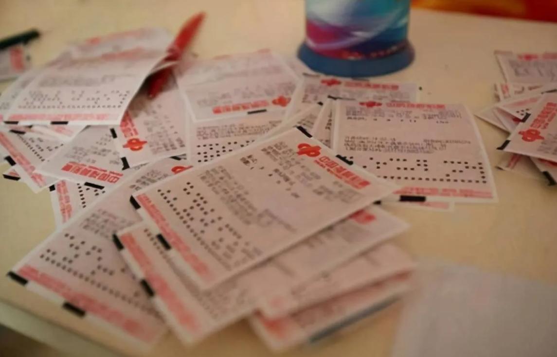 你知道中彩票靠什么吗？所有人都会告诉你是运气。

但有个男人偏不信这个邪——他叫