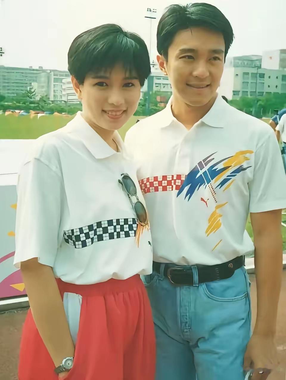 两位朋友穿着时尚，在户外合影。1992年留下了一张珍贵合影。这位女士大家都认识吗