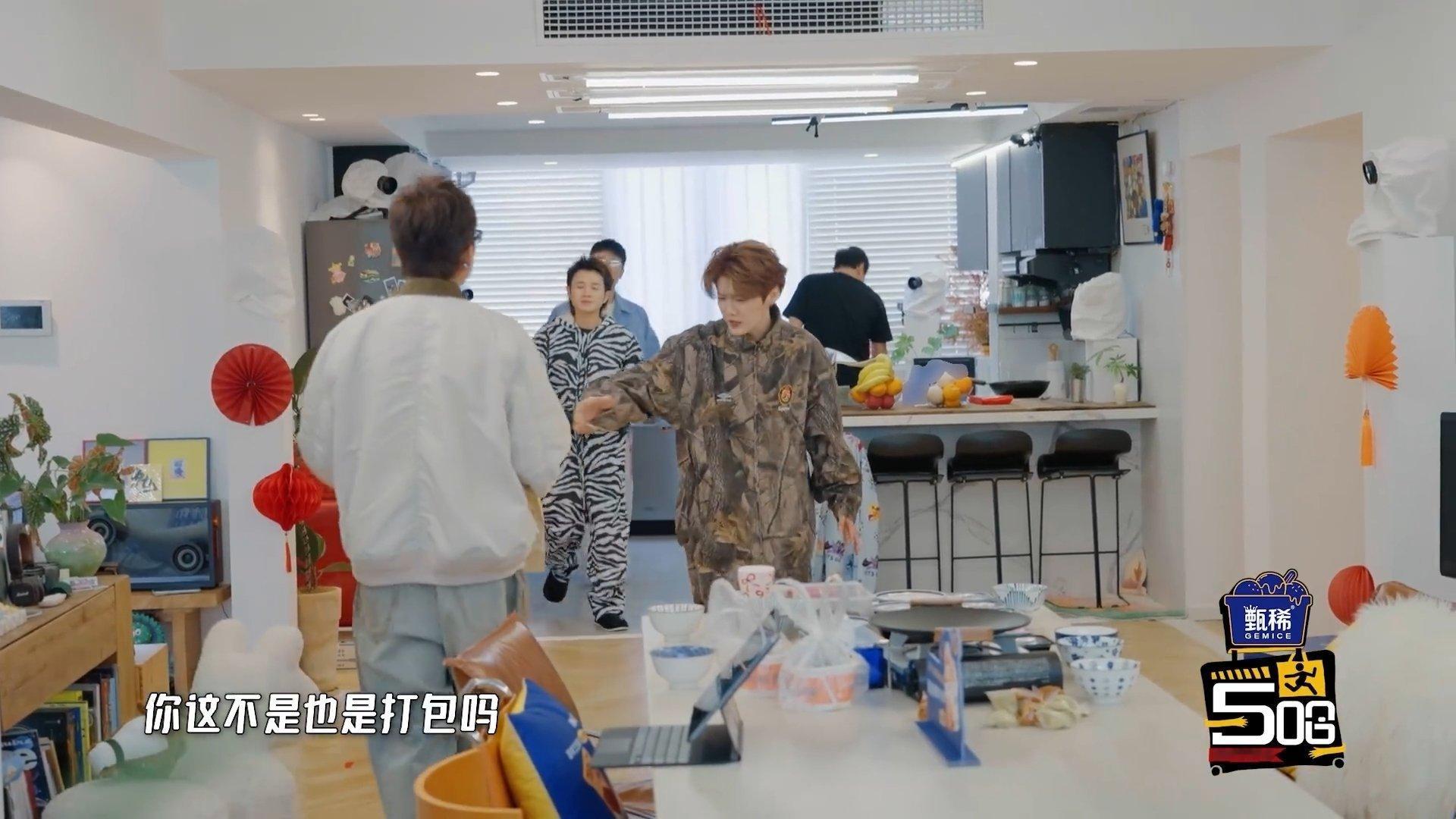 邓超带打包袋去王勉家吃饭鹿晗说邓超带的是打包袋哈哈哈哈哈谁看了不说一句邓超实在，