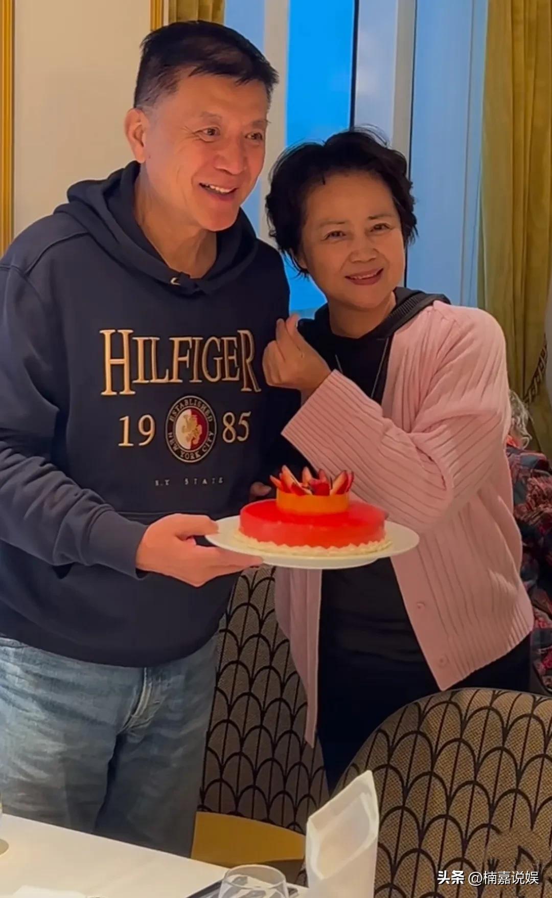 这一对娱乐圈的知名恩爱夫妻都老了啊，岁月真的不饶人！
3月30是刘之冰的62岁生