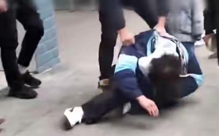 “这太过分了！”难以想象，老师怎么能这样对待学生？学生染发不对，但老师这样做就能