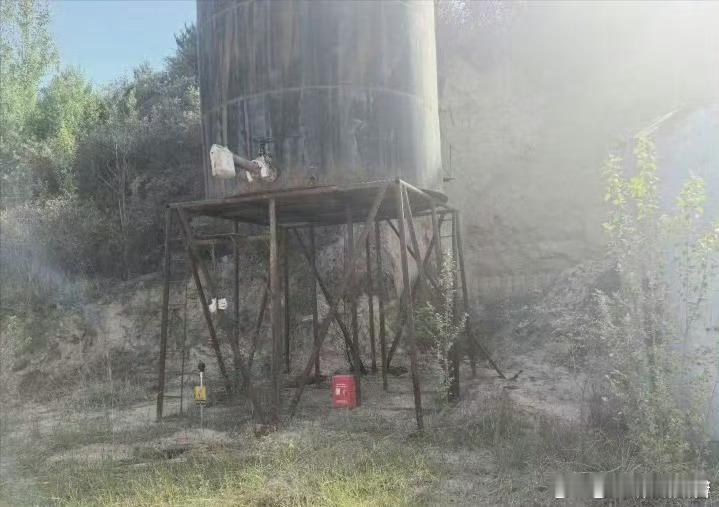 黄土掩不住的法律追问锈迹斑斑的储油罐旁，黄土覆盖之下，是触目惊心的黑色油泥。延长