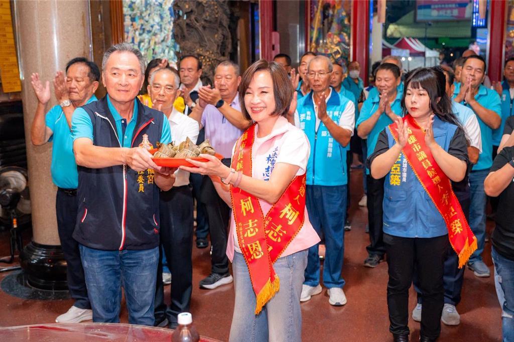国民党高雄市长参选人柯志恩9月30日晚间前往高雄茄萣赐福宫举办庙口开讲活动，现场