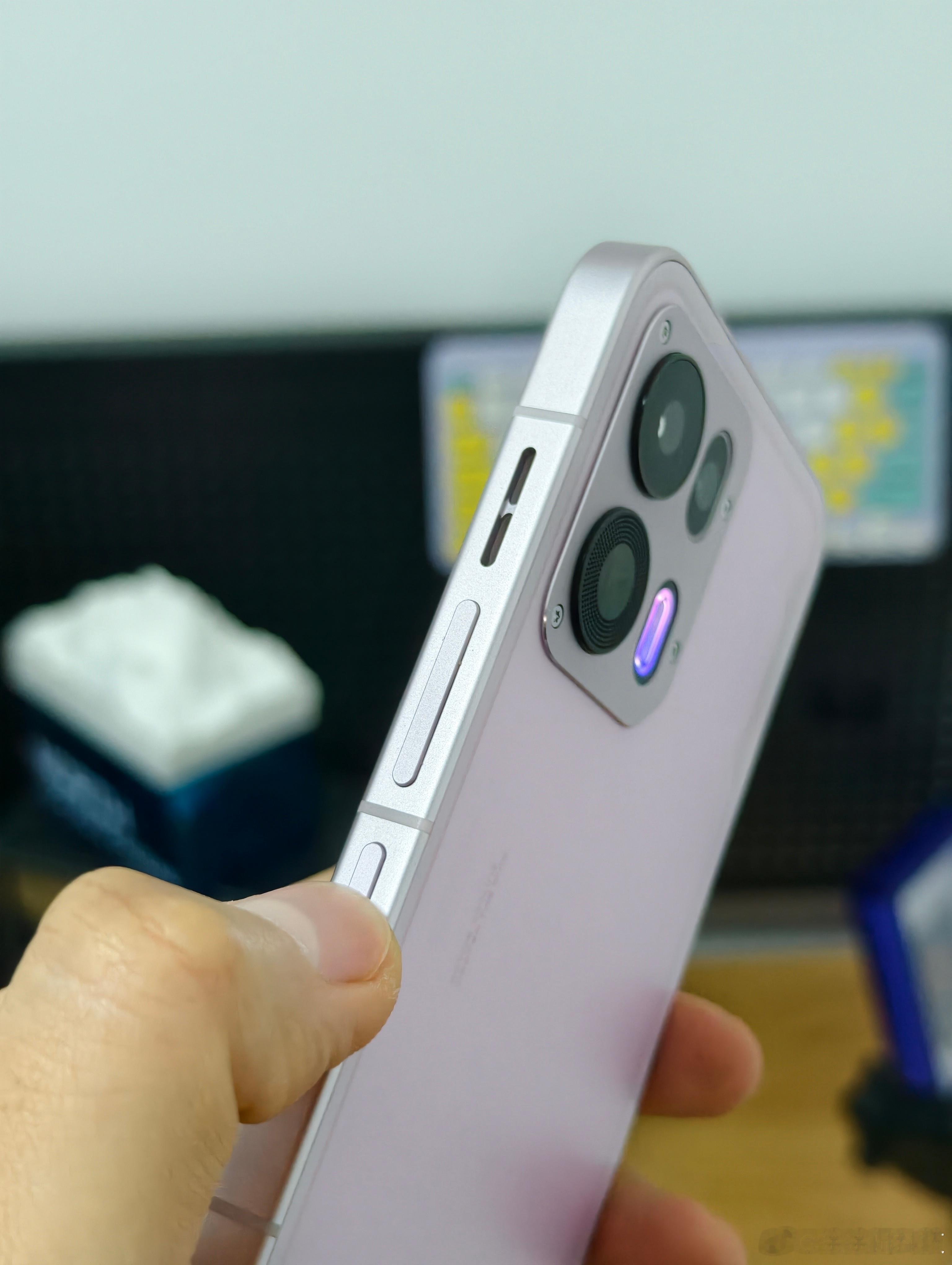 我是真的推荐大家尝试一些手机上的新技术，比如这个主动散热风扇，玩游戏等高负载情况