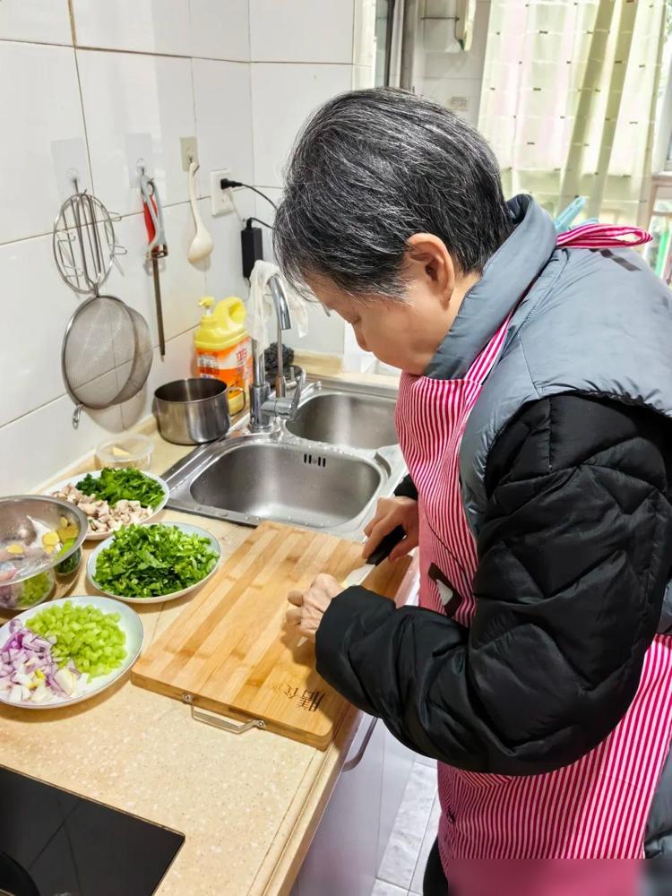 福建，一对夫妻花16万中介费，去奥地利打工，两人月工资加起来3500欧元，折合人