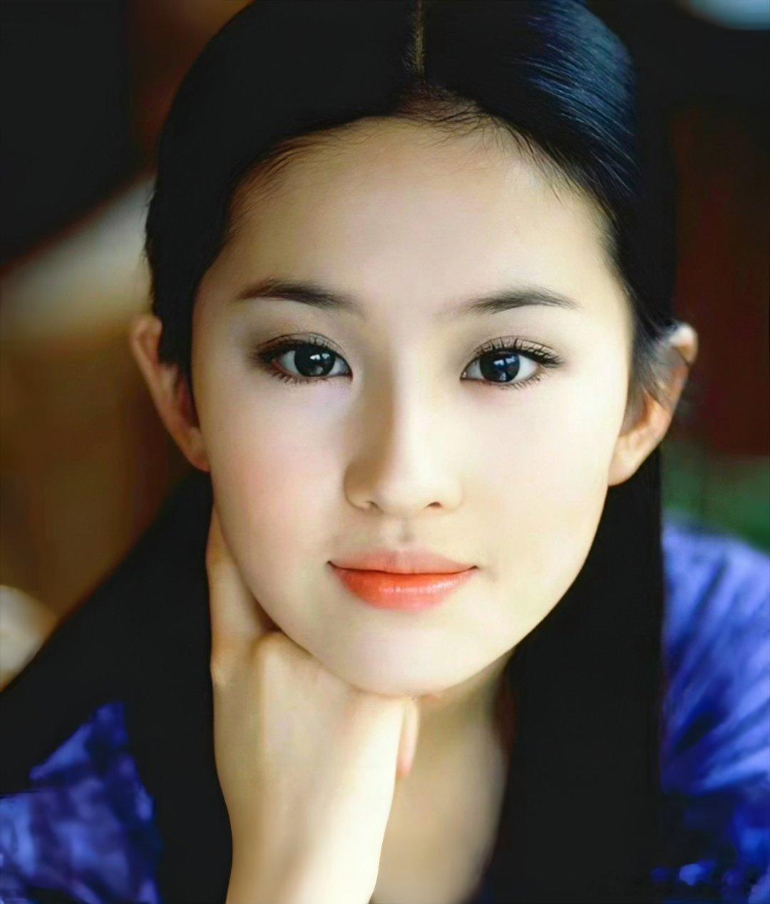 【#刘亦菲#•#早安#】我们大可以活成我们自己，活得更本色一点、更真实一些，反正