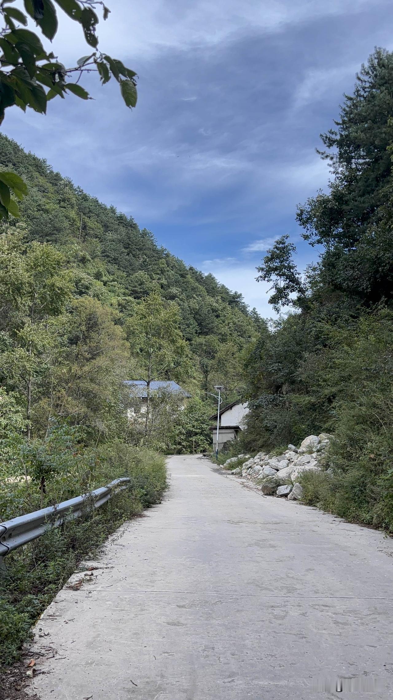 商洛林葛路随拍，地图上显示这里是秦岭村，旁边有秦岭沟村，这村子看着不大，这里的人