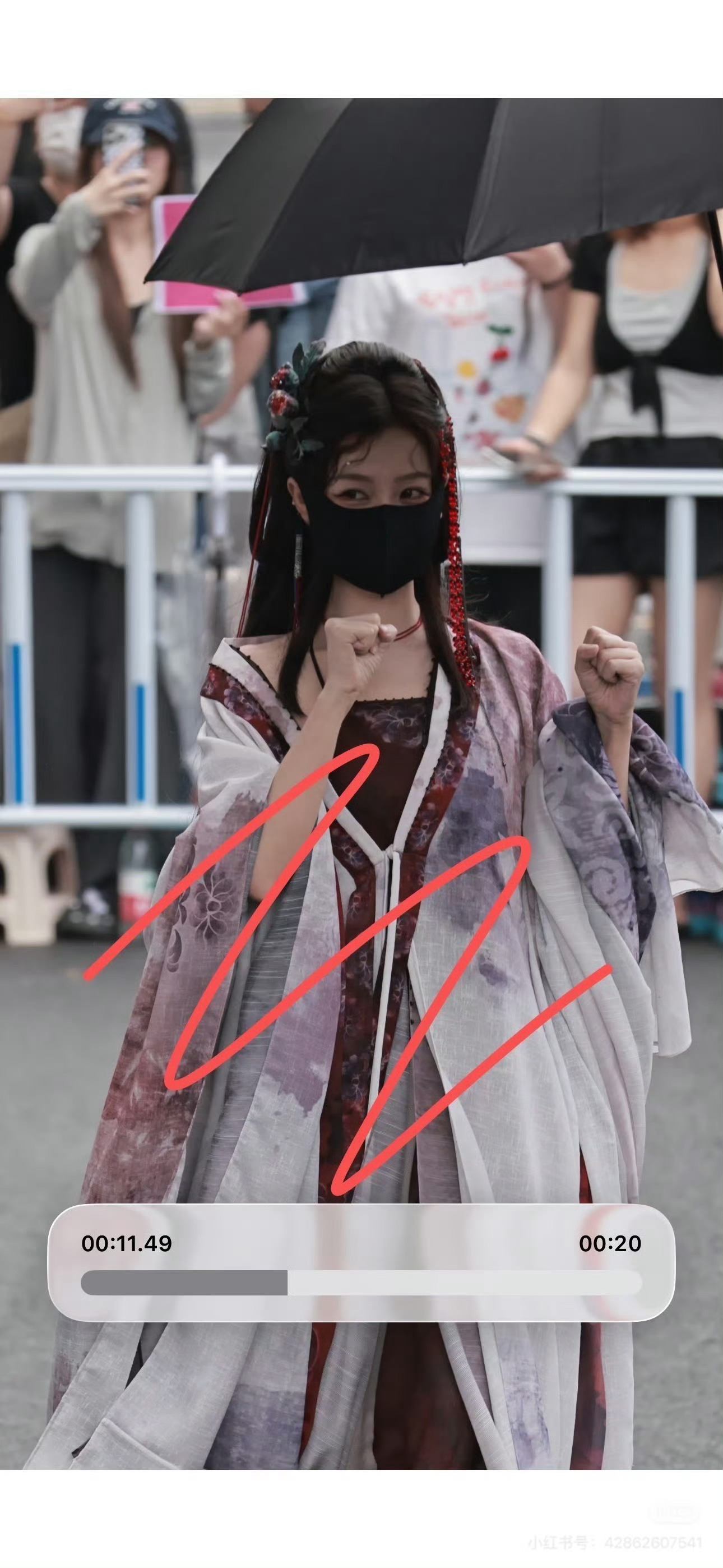 这个造型真的特别像妖精那种感觉，而且其他剧也基本没见过类似的，好媚的感觉🤤 