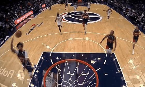 惠特莫尔抡臂砸扣，看惠特莫尔打球就是一种享受，太暴力了




惠特莫尔反击完成